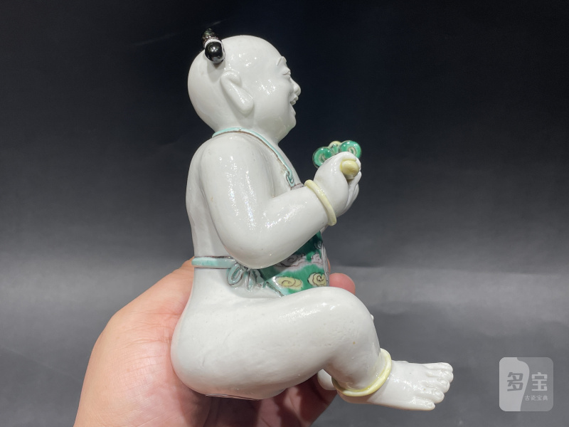 清康熙 素三彩童子持如意摆件 - 图5